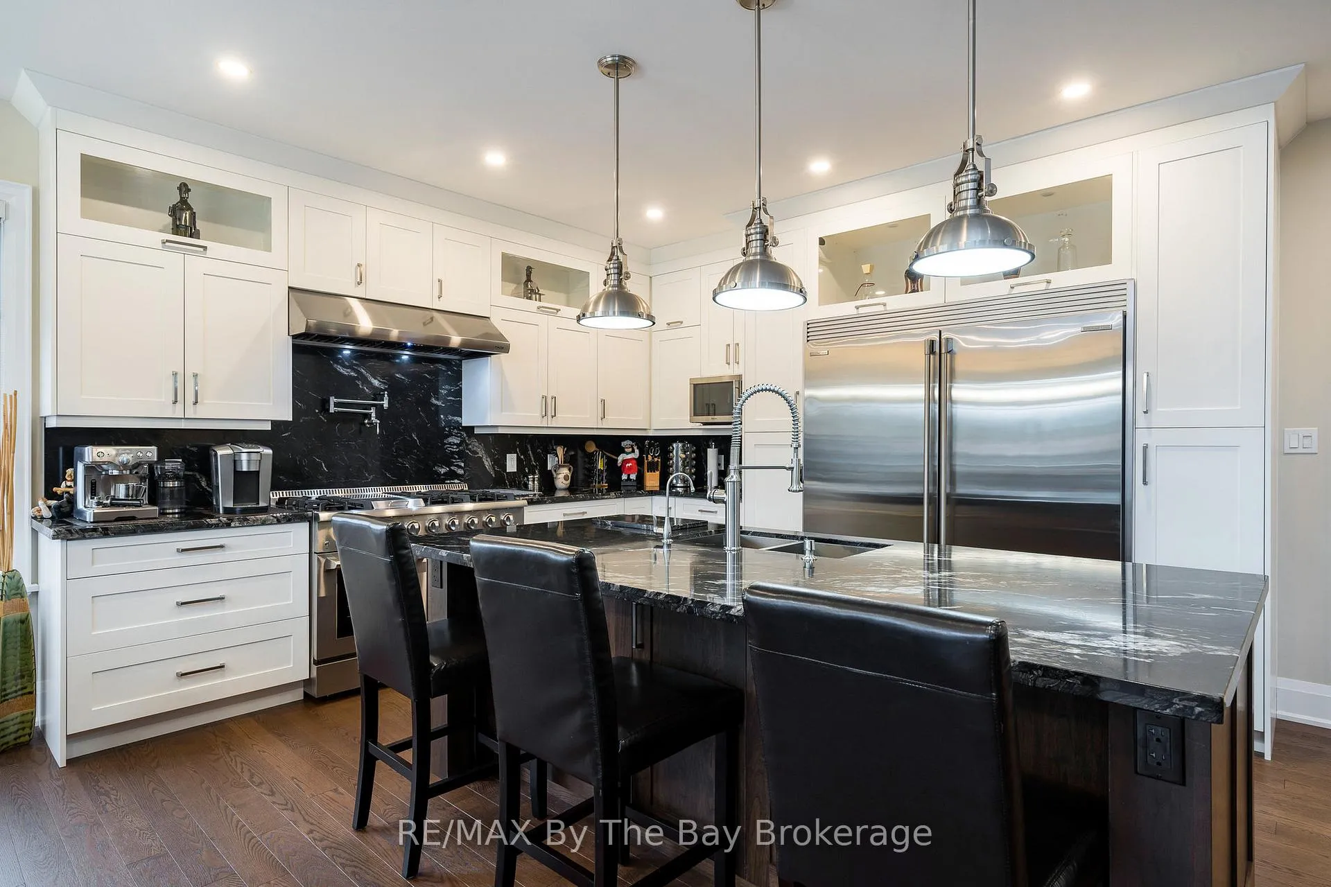 Photo 8 of 18 Edgewater Road, Wasaga Beach — HOMEH