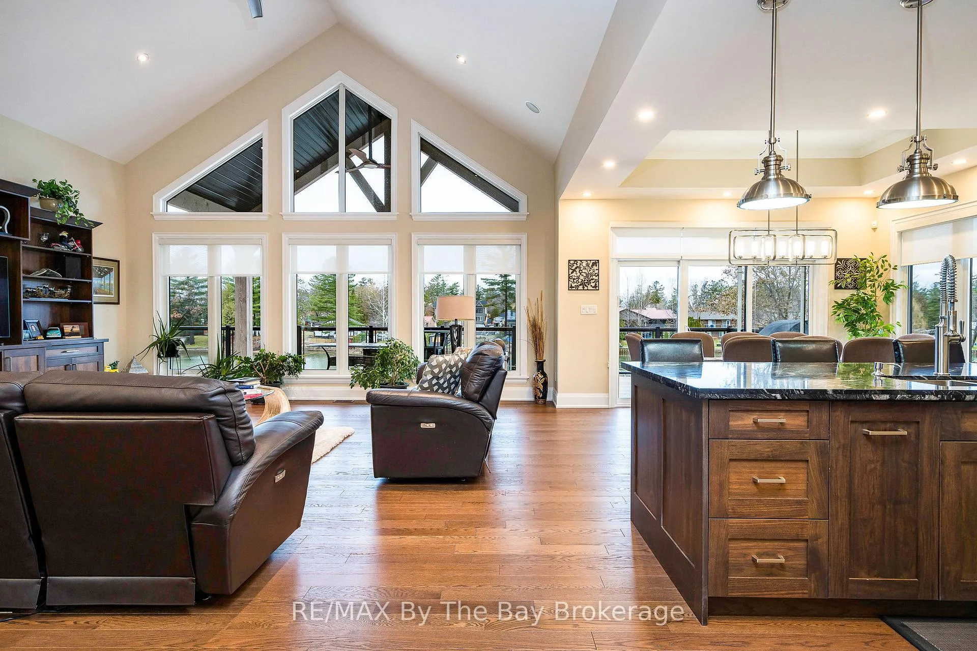 Photo 12 of 18 Edgewater Road, Wasaga Beach — HOMEH