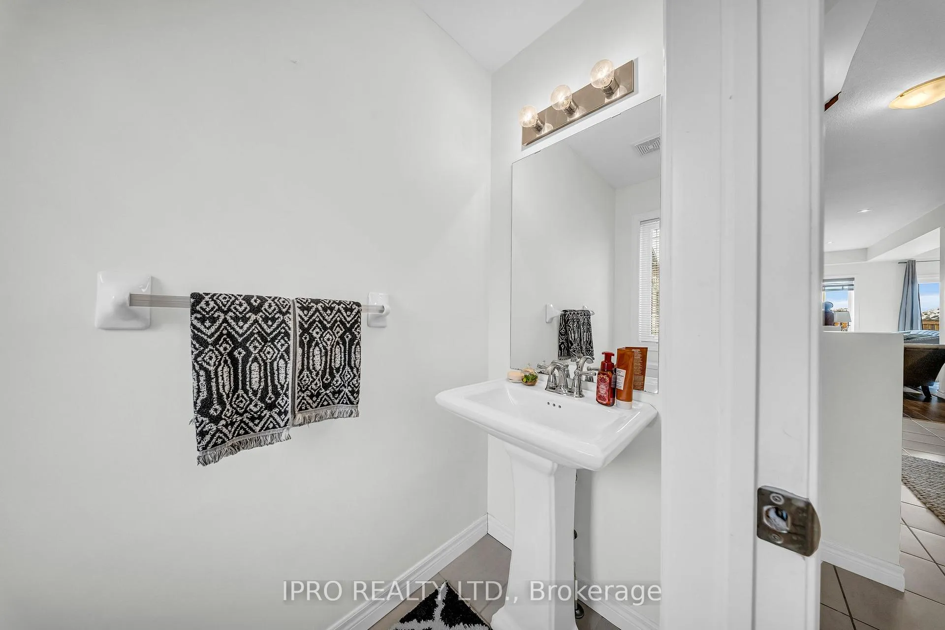 Photo 5 of 18 Serenity Lane, Hamilton, Stoney Creek Mountain — HOMEH