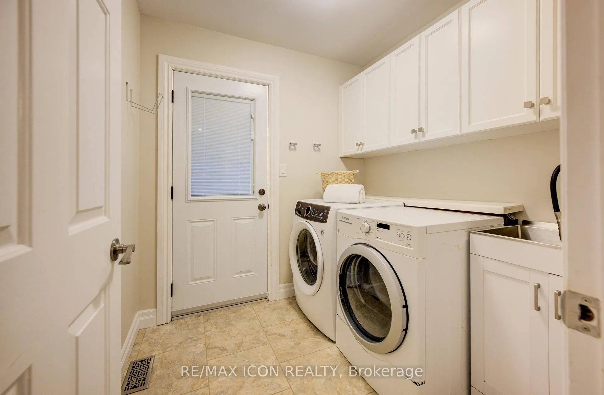 Photo 22 of 2 Dunnington Court, Kitchener — HOMEH