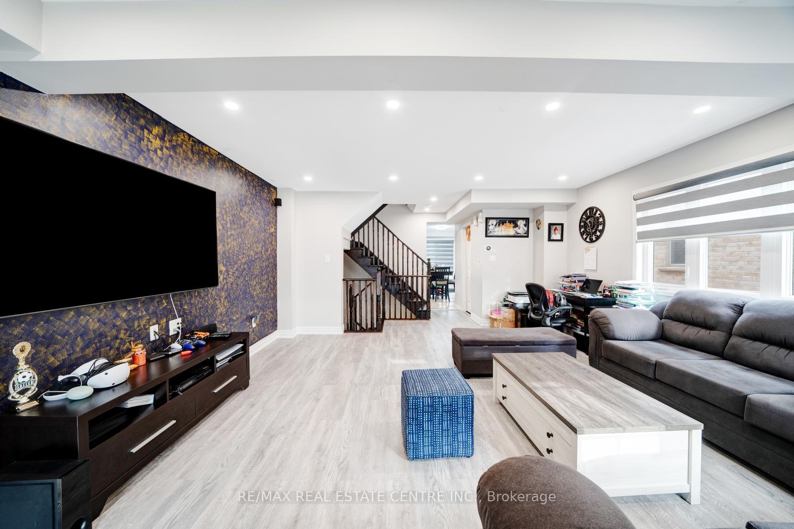 Photo 7 of 553 Rossland Road E, Ajax, Central East — HOMEH
