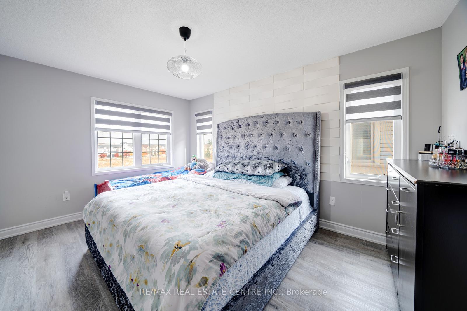 Photo 17 of 553 Rossland Road E, Ajax, Central East — HOMEH