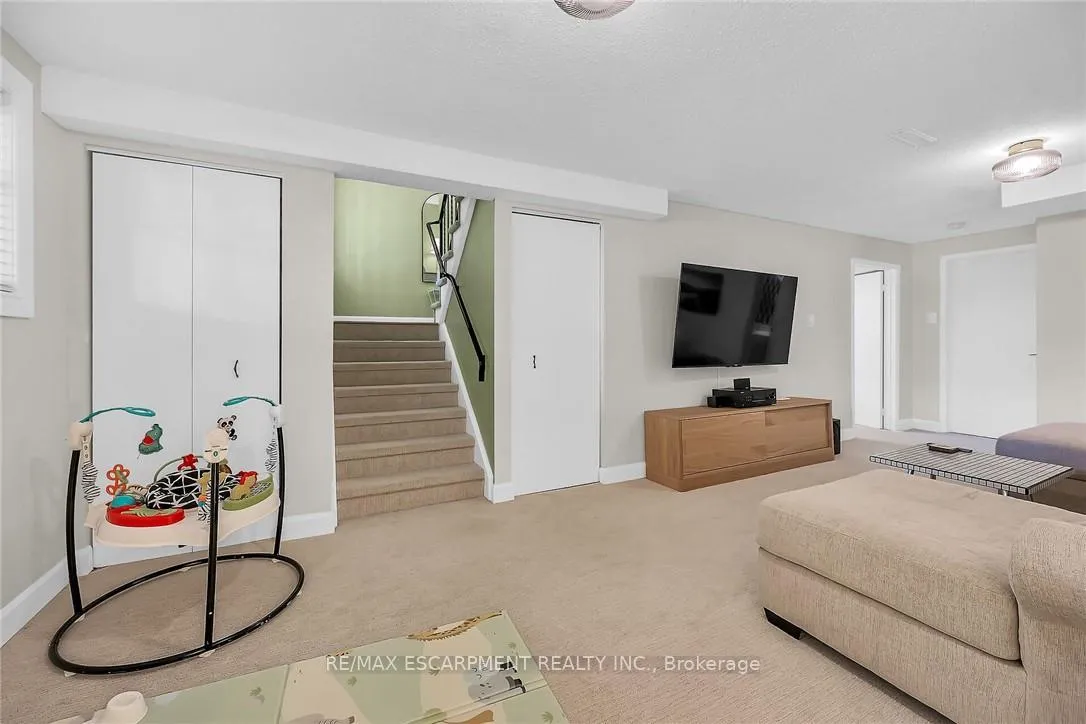 Photo 23 of 158 Wendover Drive, Hamilton, Fessenden — HOMEH