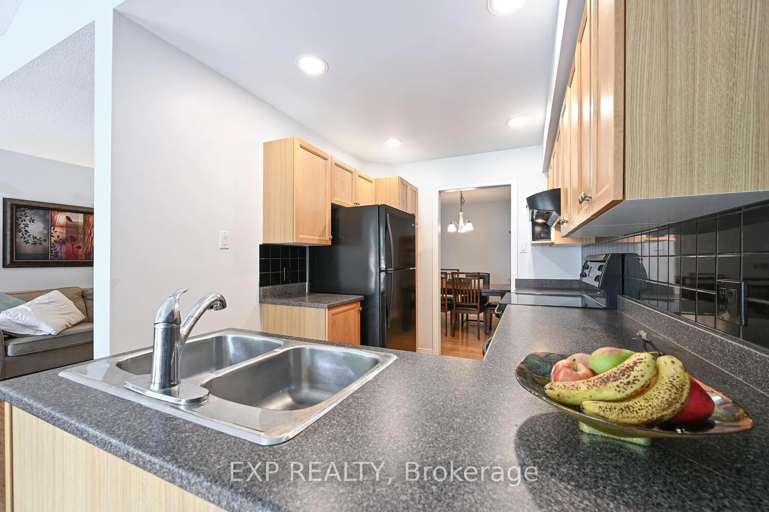 Photo 10 of 677 Wildshore Crescent, Ottawa — HOMEH