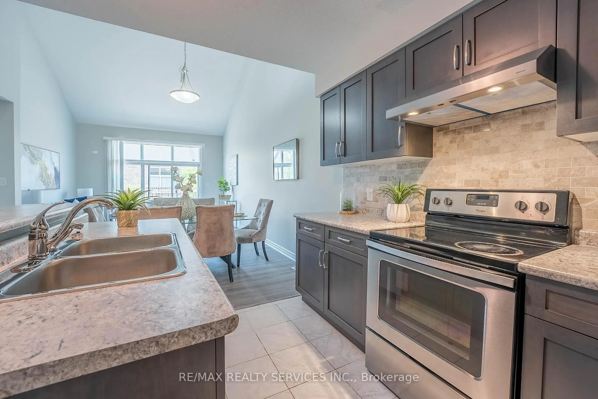 Photo 10 of 7619 Green Vista Gate, Niagara Falls, Oldfield — HOMEH