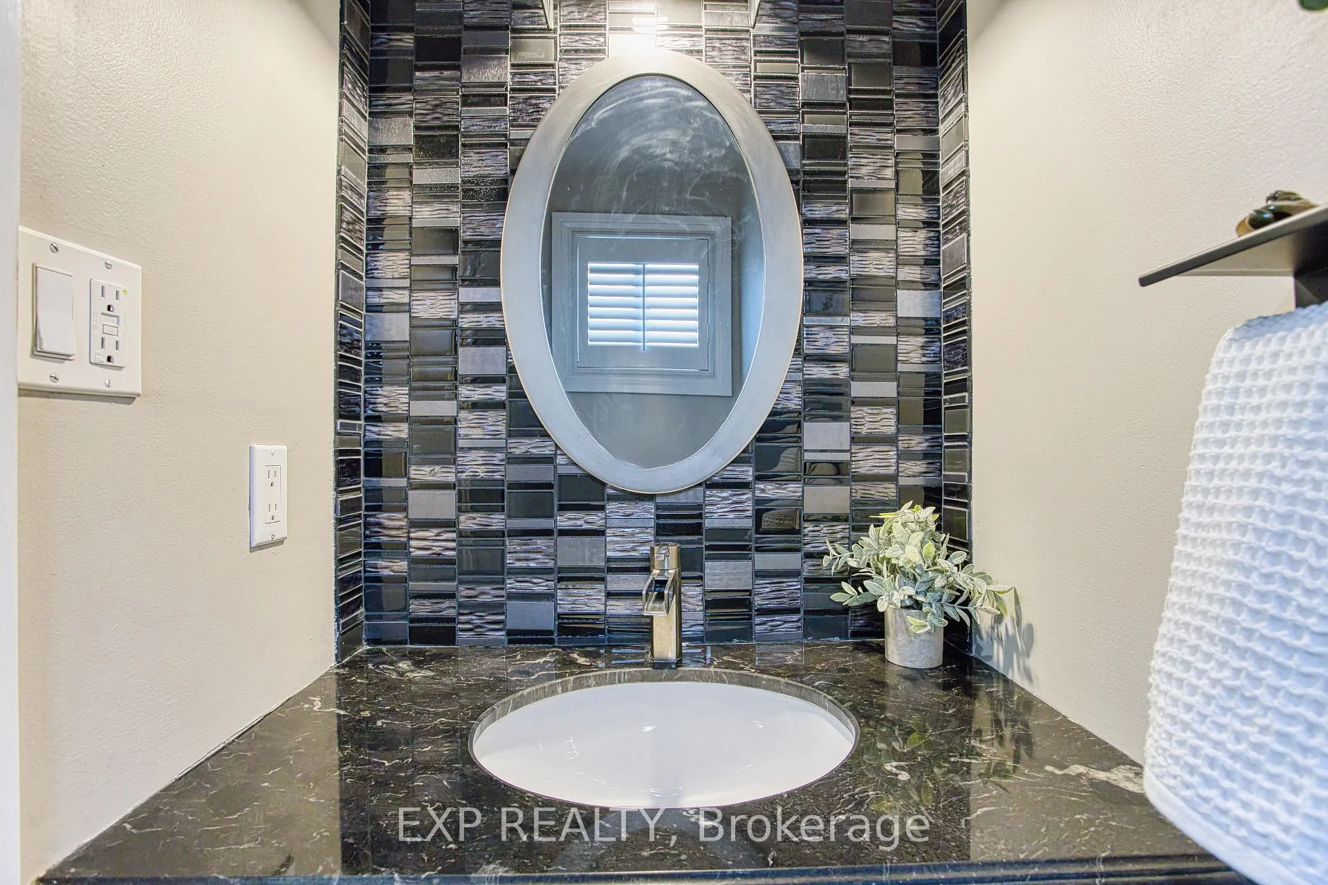 Photo 17 of 39 Regis Court, Hamilton, Stoney Creek — HOMEH