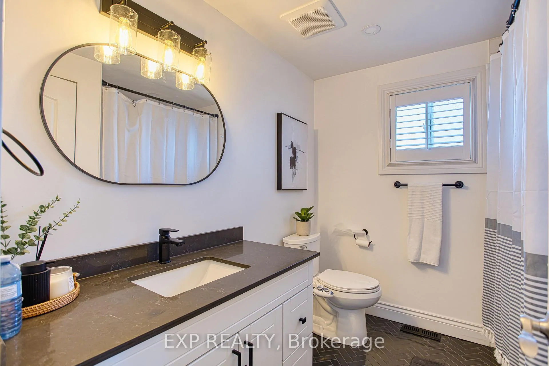 Photo 23 of 39 Regis Court, Hamilton, Stoney Creek — HOMEH