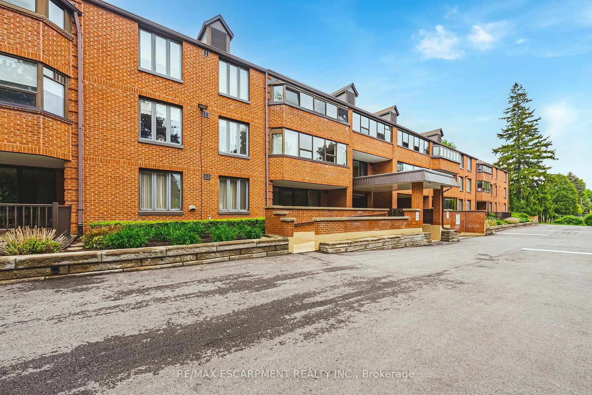 Front of Unit 215, 150 Wilson Street W