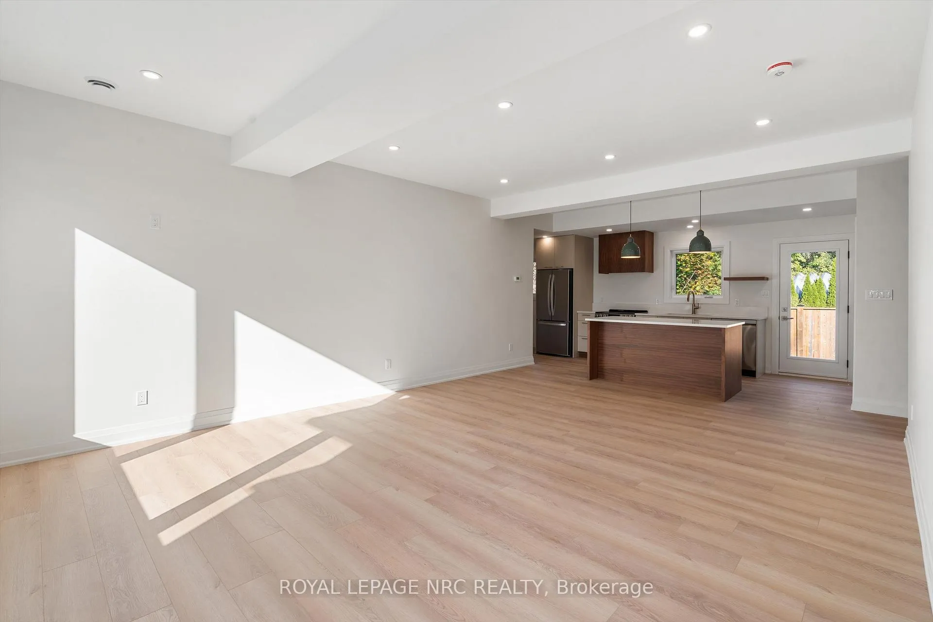 Photo 4 of 7619 Mulhern Road, Niagara Falls, Ascot — HOMEH