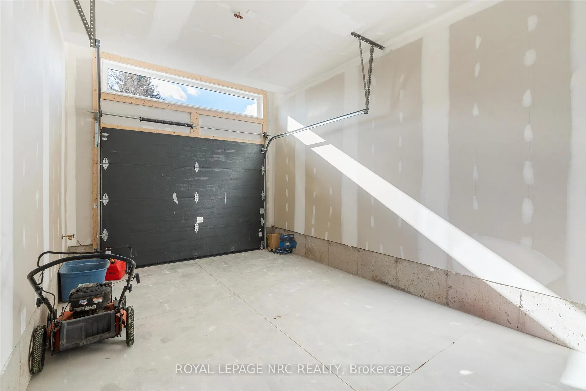 Photo 13 of 7619 Mulhern Road, Niagara Falls, Ascot — HOMEH
