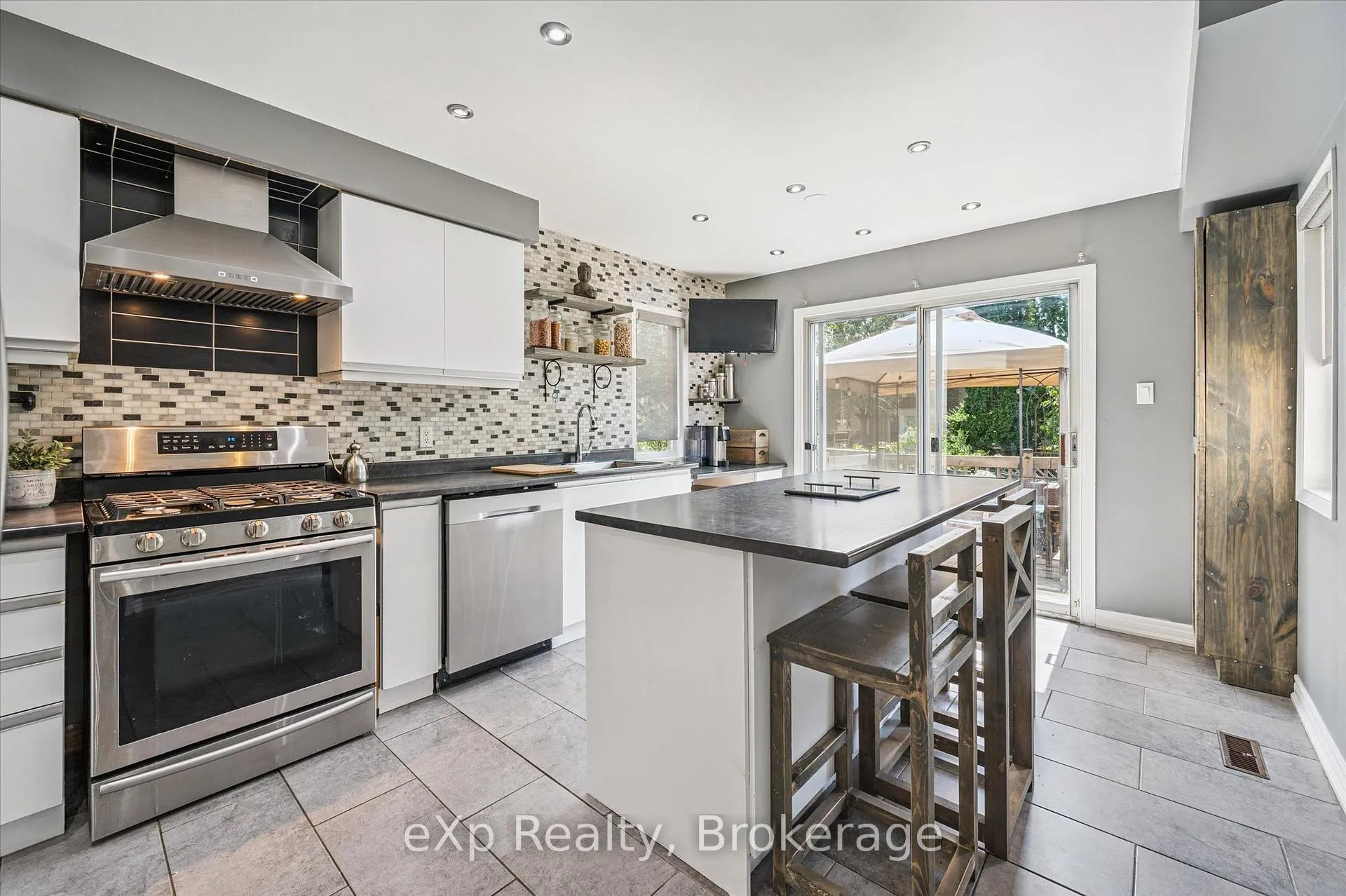 Photo 13 of 8 Lanercost Way, Brampton, Heart Lake East — HOMEH