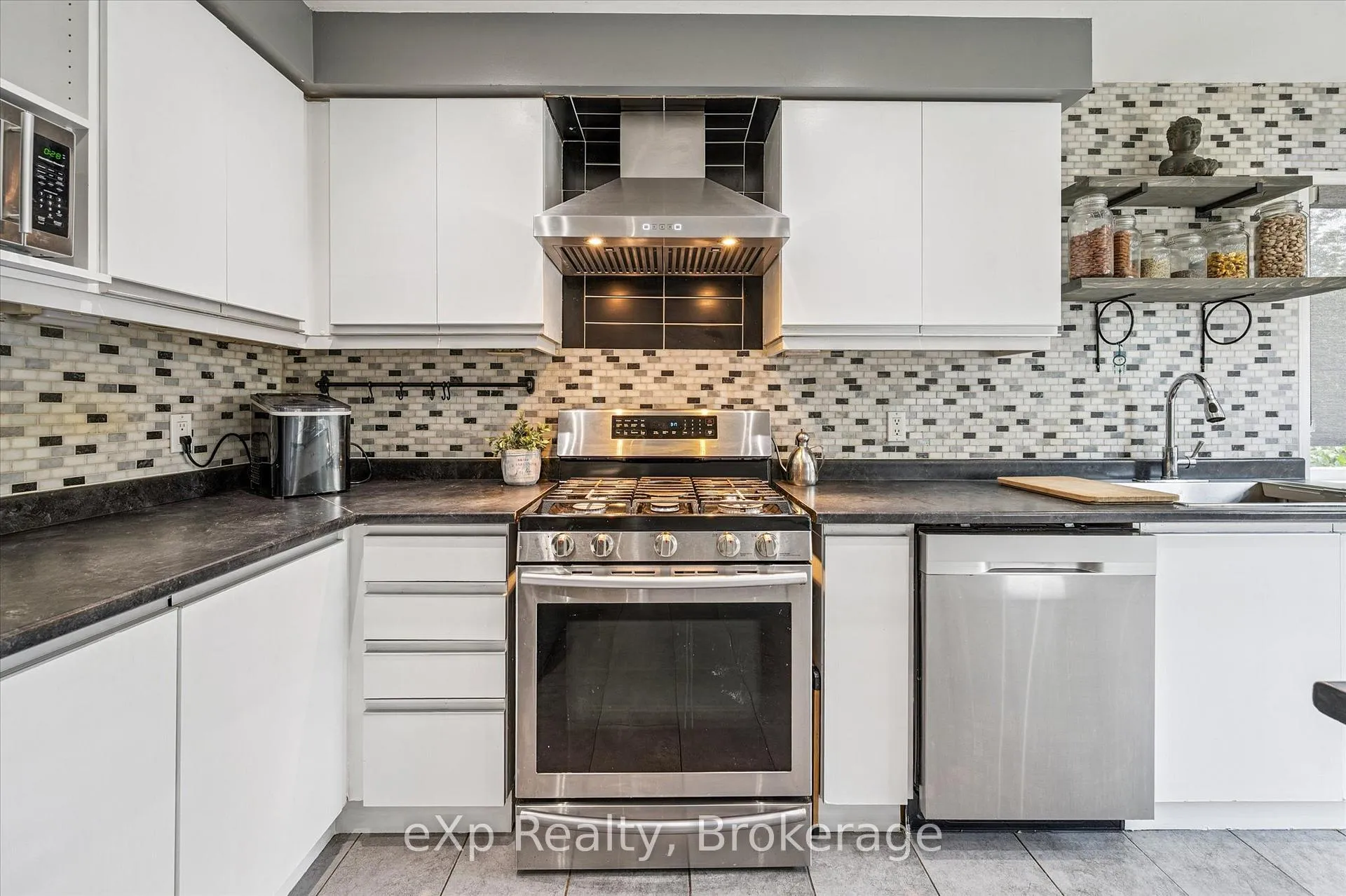 Photo 18 of 8 Lanercost Way, Brampton, Heart Lake East — HOMEH