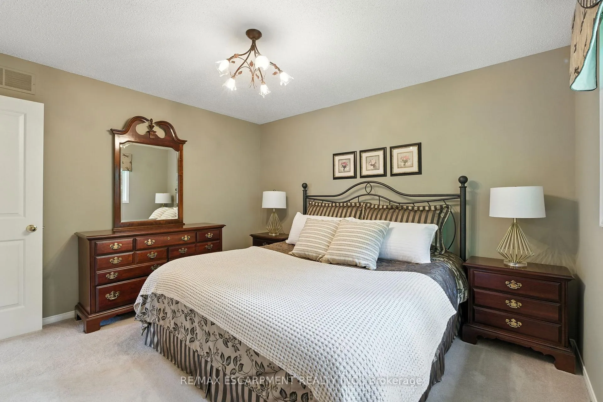 Photo 25 of 18 Naples Boulevard, Hamilton, Rymal — HOMEH
