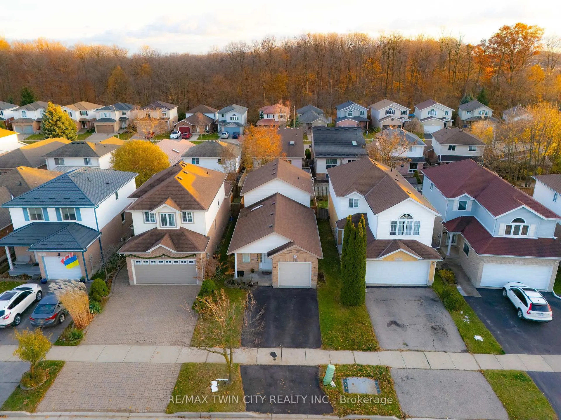 Photo 35 of 9 Bush Clover Crescent, Kitchener — HOMEH