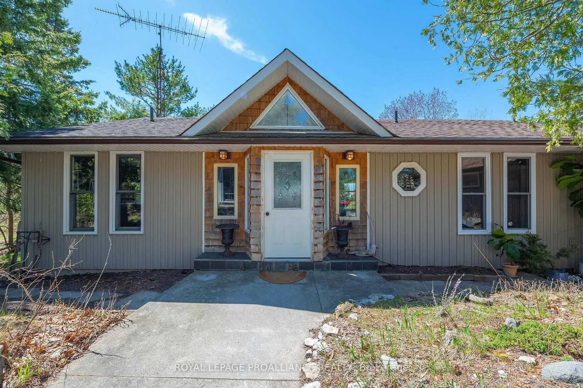 Front of 280 Presqu'ile Parkway