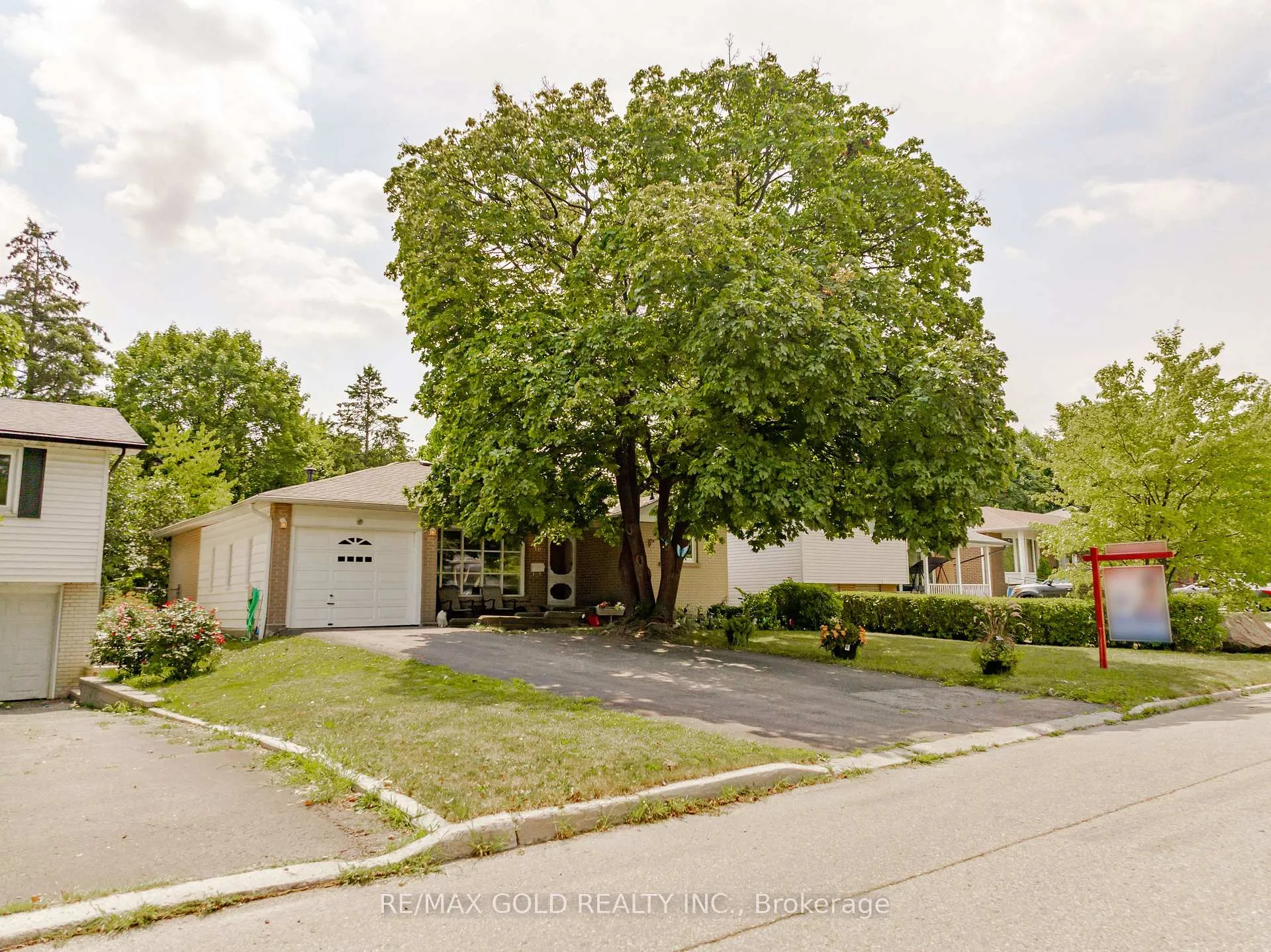 Photo 2 of 16 Drury Crescent, Brampton, Southgate — HOMEH