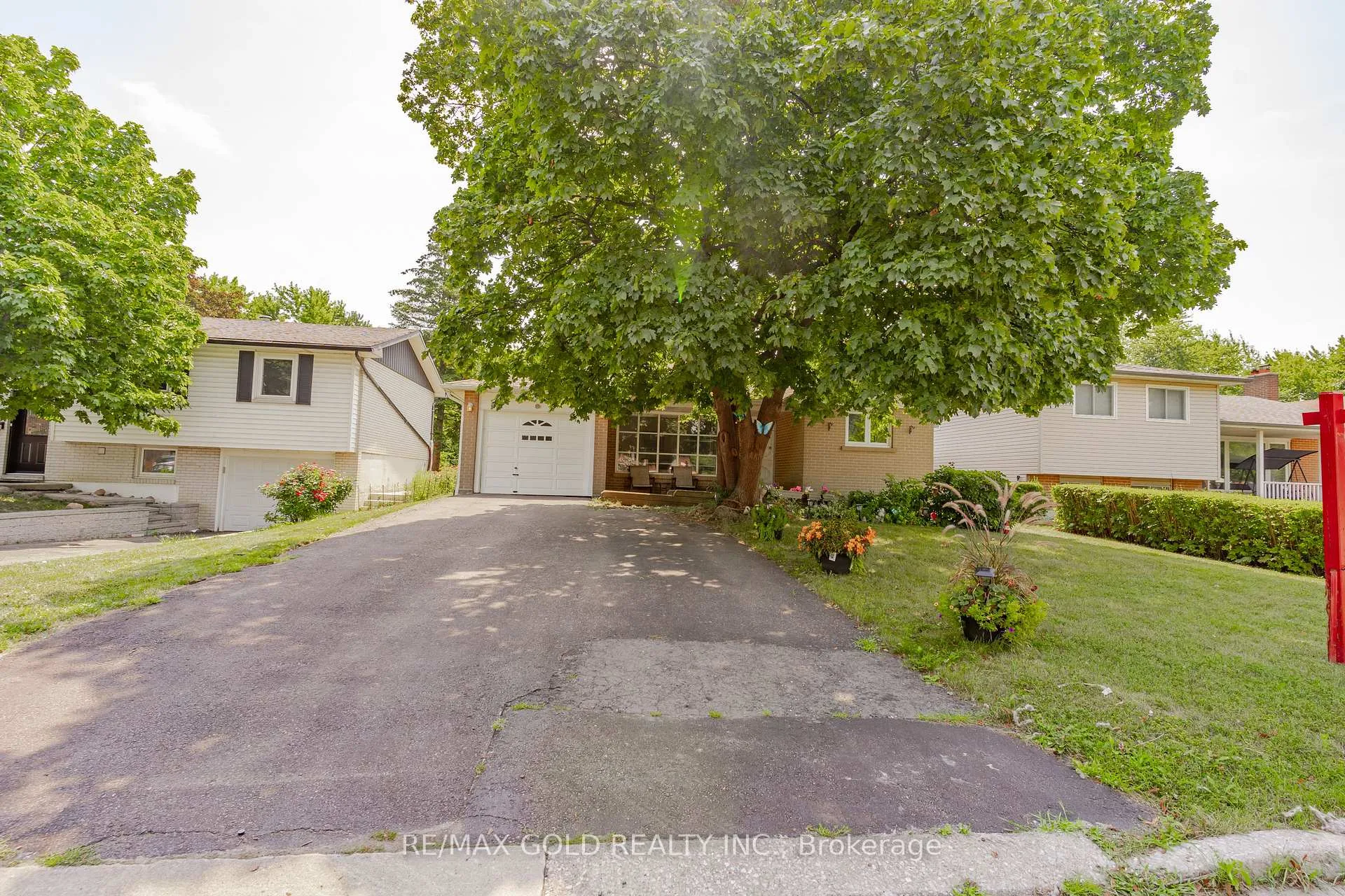 Photo 3 of 16 Drury Crescent, Brampton, Southgate — HOMEH