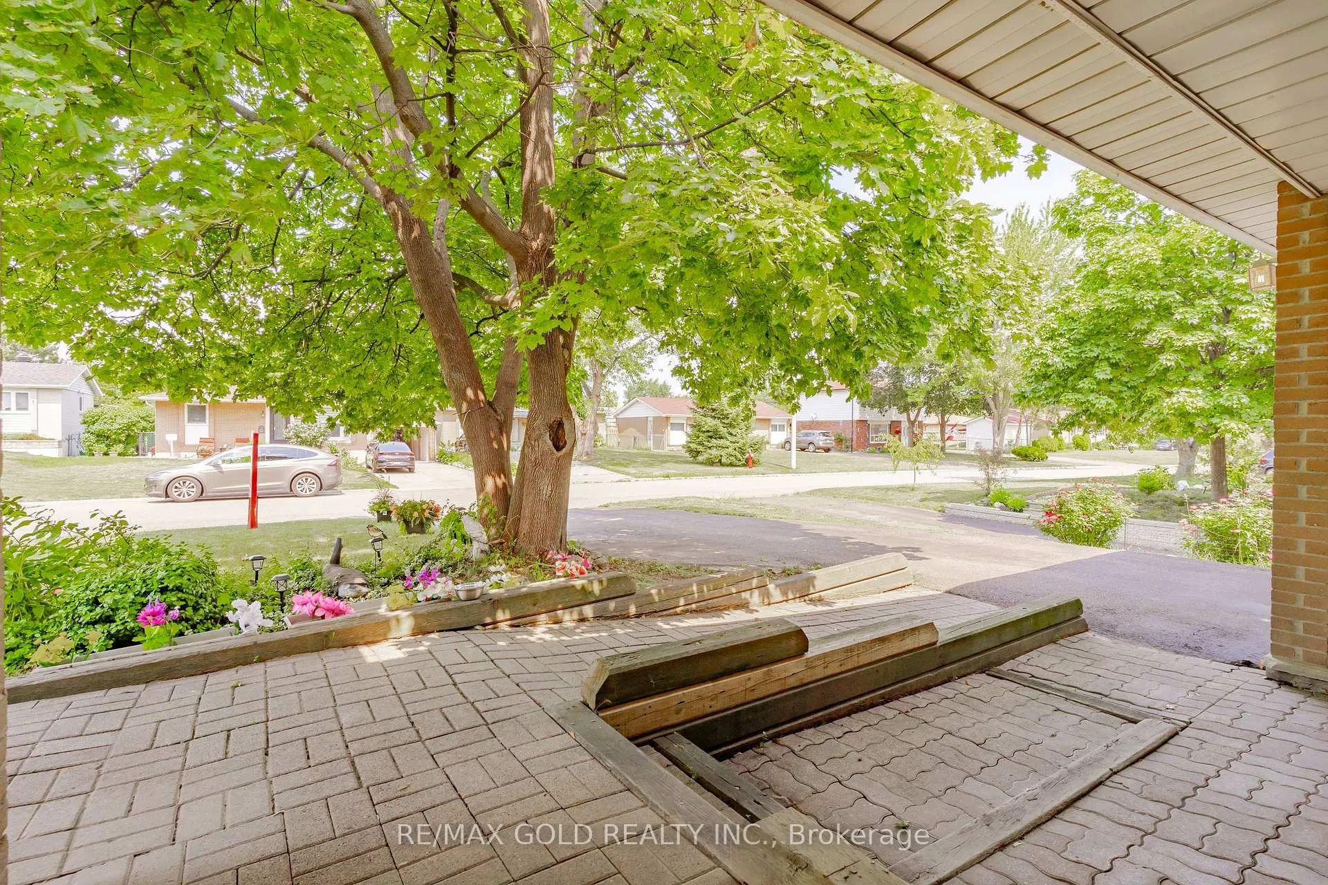 Photo 8 of 16 Drury Crescent, Brampton, Southgate — HOMEH