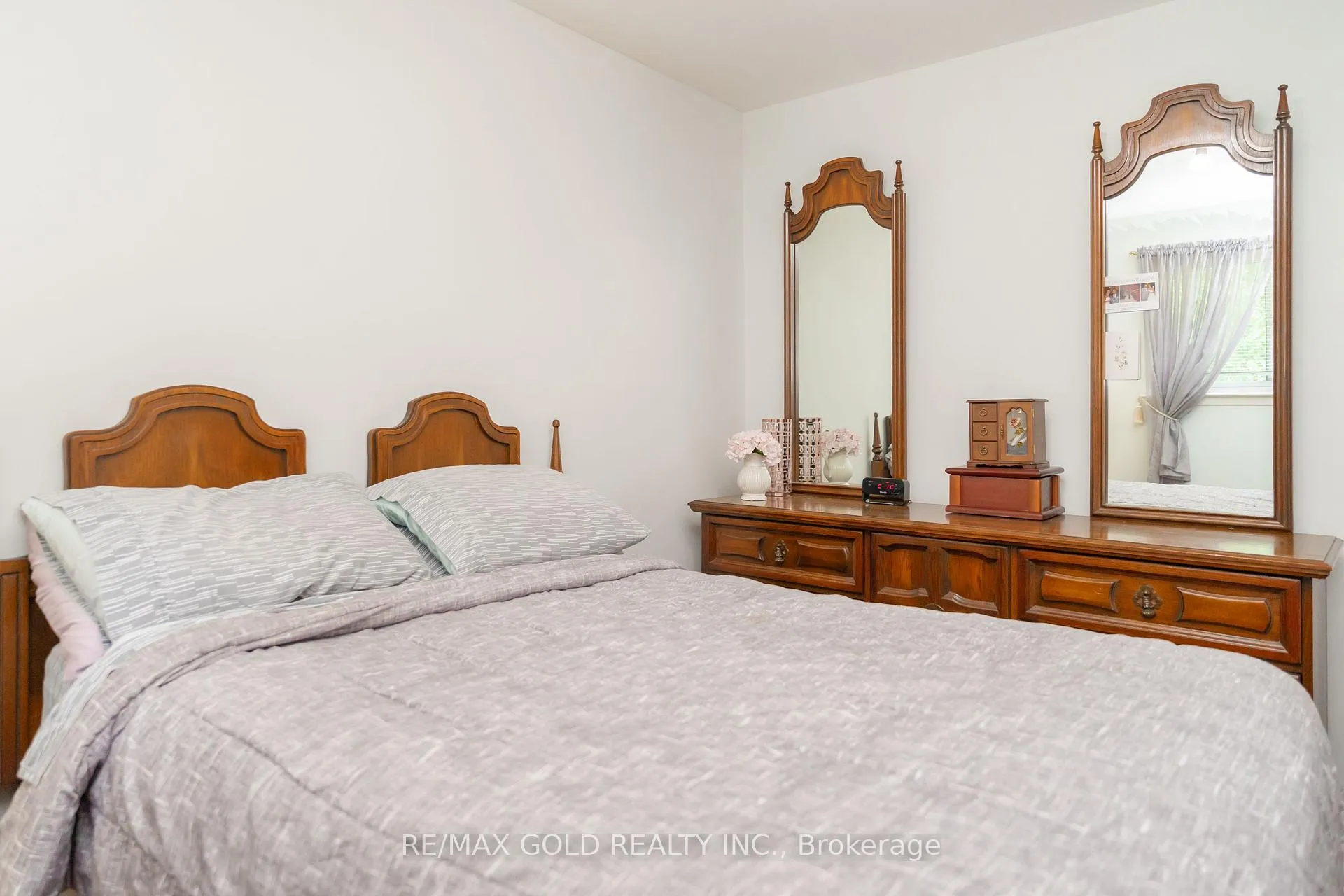 Photo 23 of 16 Drury Crescent, Brampton, Southgate — HOMEH