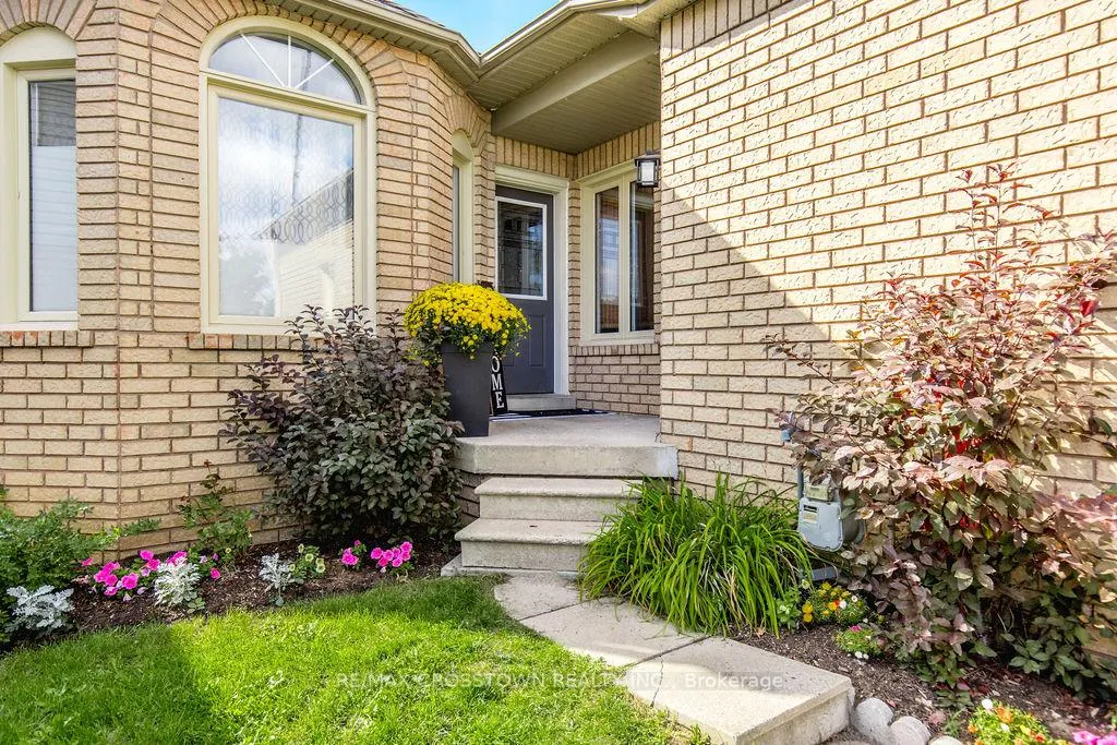Photo 2 of 9 Aikens Crescent, Barrie, Holly — HOMEH