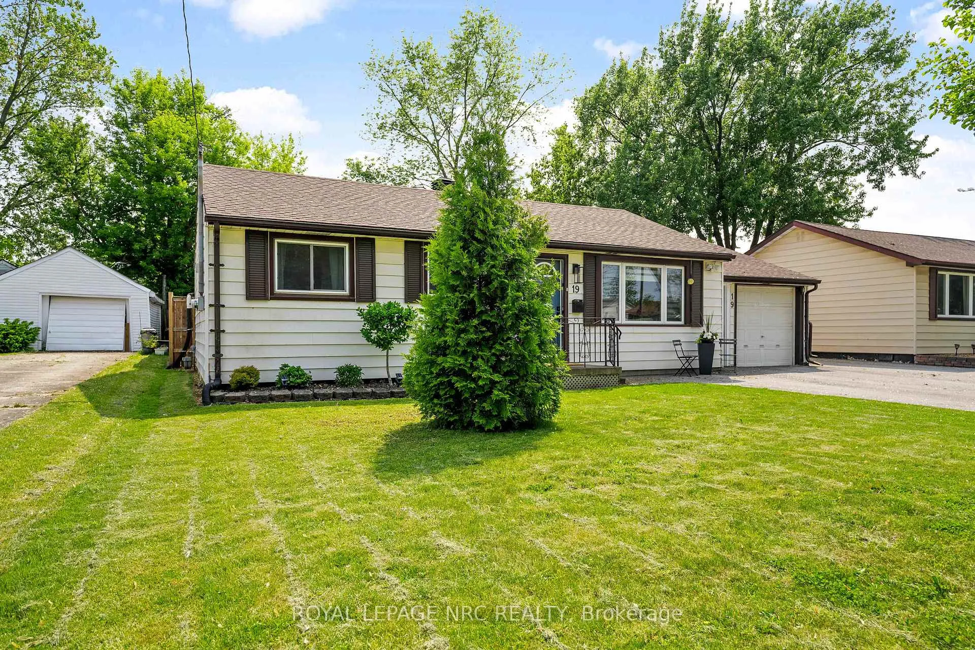 Photo 3 of 19 Vera Street, St. Catharines, Western Hill — HOMEH