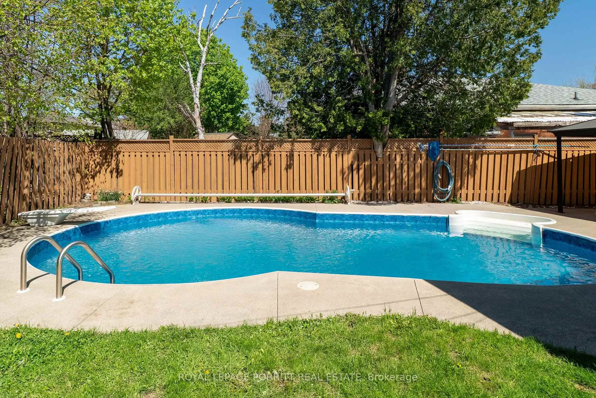 Photo 37 of 14 Albion Crescent, Brampton, Avondale — HOMEH
