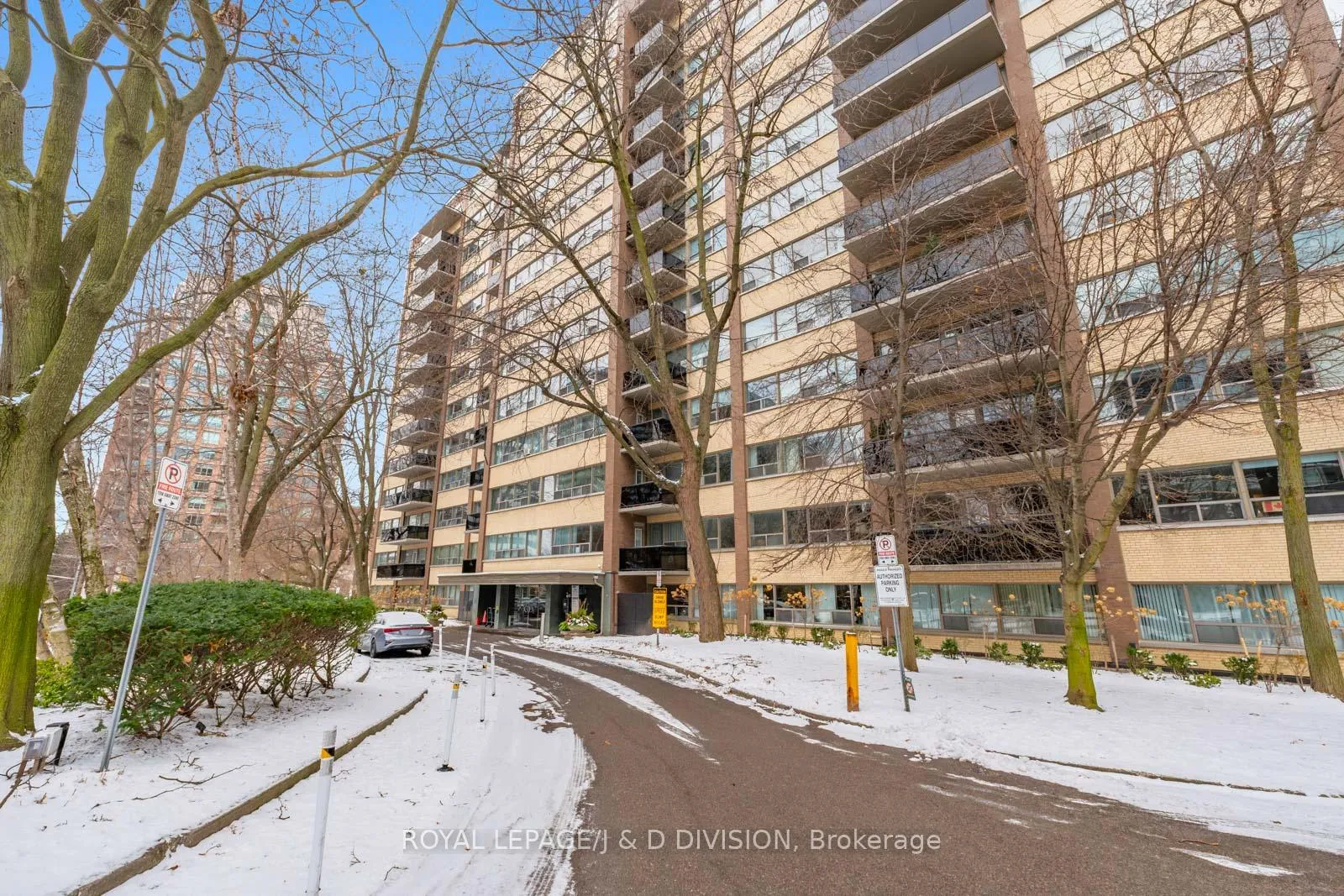 Front of Unit 1002, 484 Avenue Road