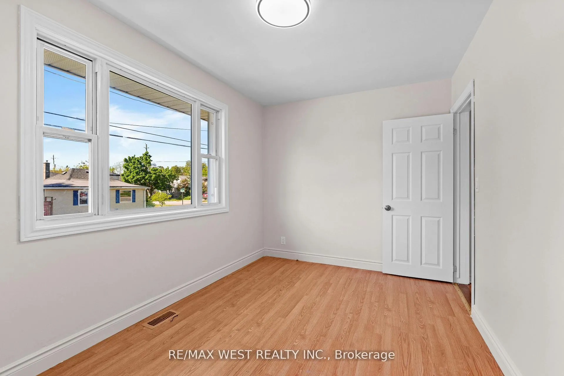 Photo 11 of 145 First Avenue, Kingston, East of Sir John A. Blvd — HOMEH