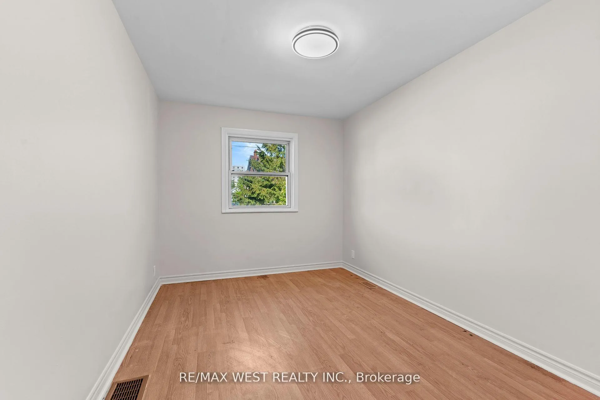 Photo 15 of 145 First Avenue, Kingston, East of Sir John A. Blvd — HOMEH