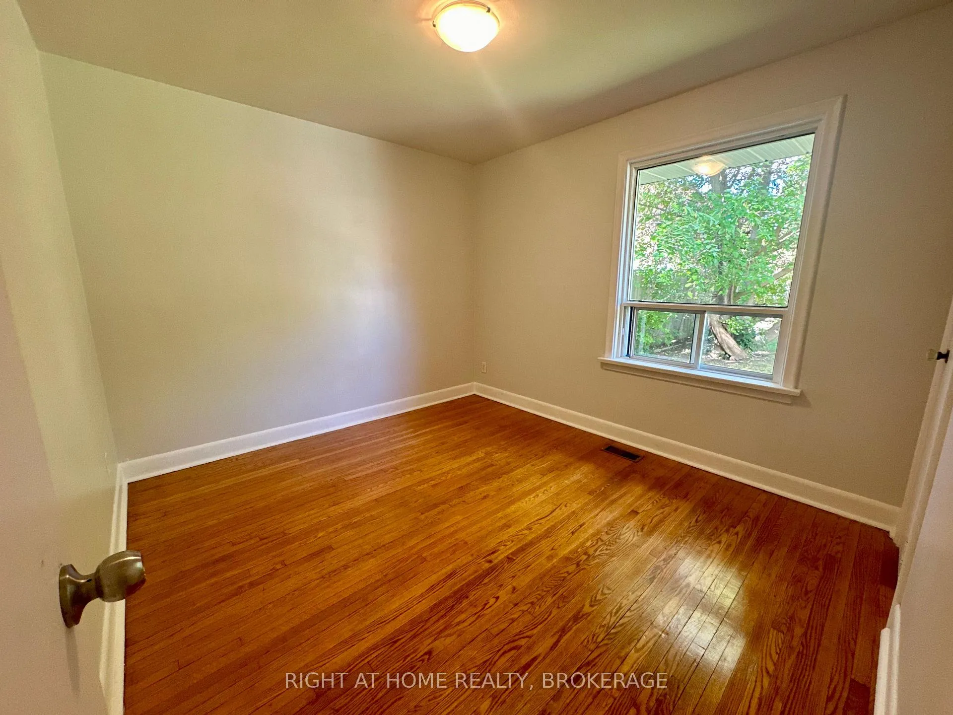 Photo 12 of 15 Cornell Avenue, Kitchener — HOMEH