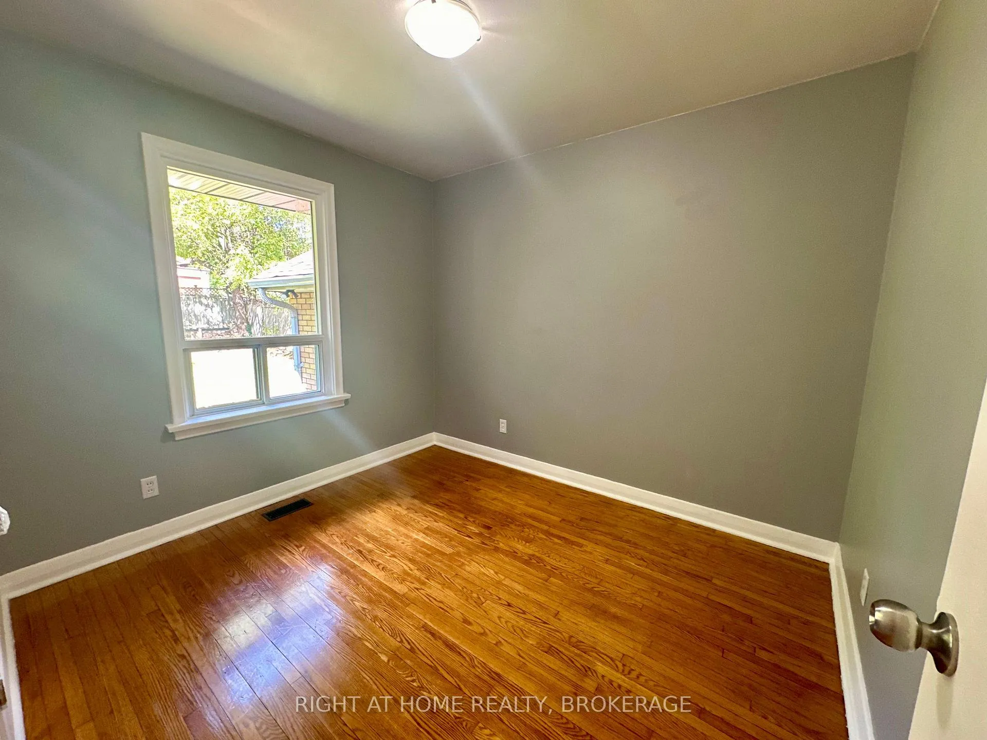 Photo 13 of 15 Cornell Avenue, Kitchener — HOMEH