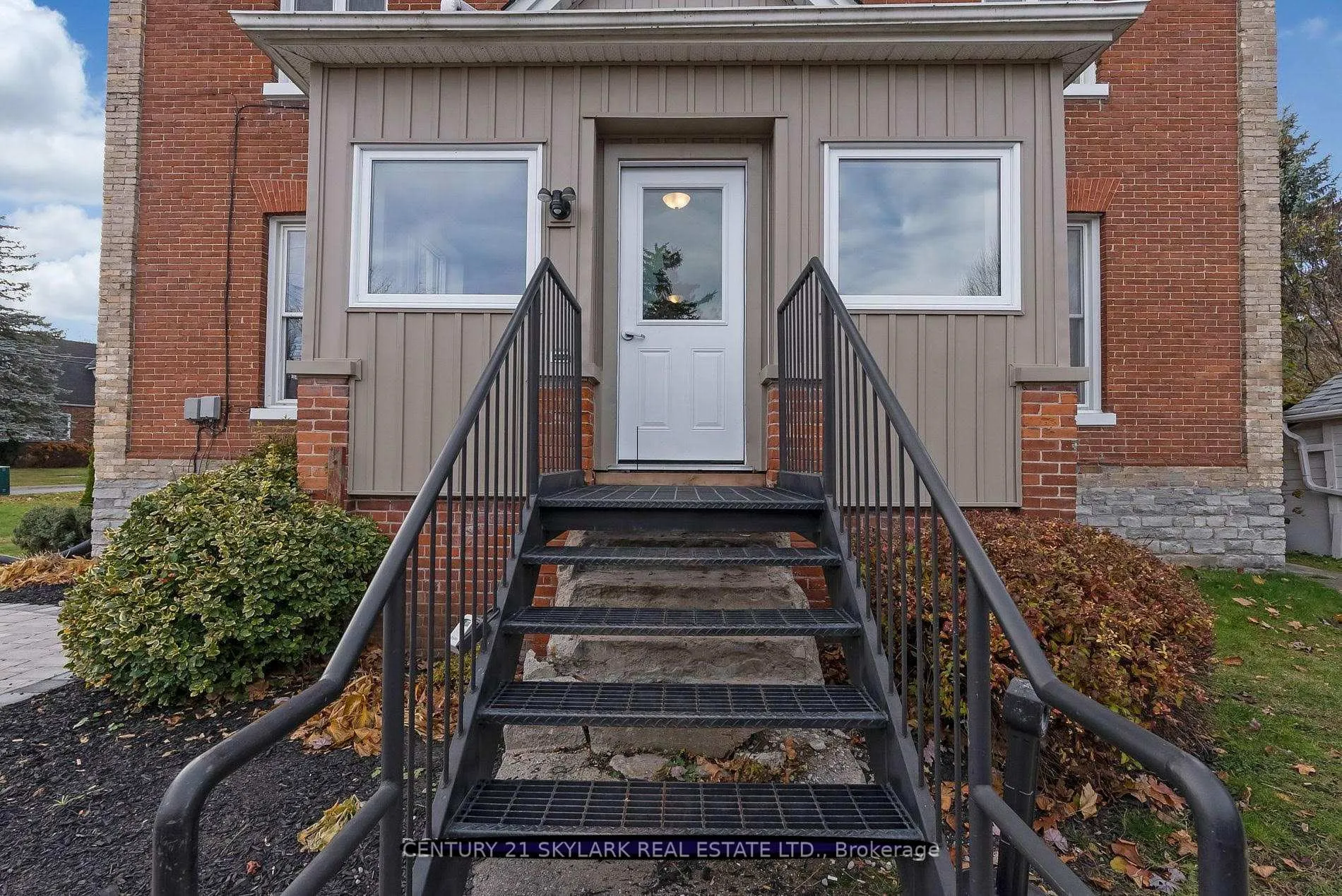 Photo 2 of Unit 3, 8 Wellington Street, Clarington, Bowmanville — HOMEH