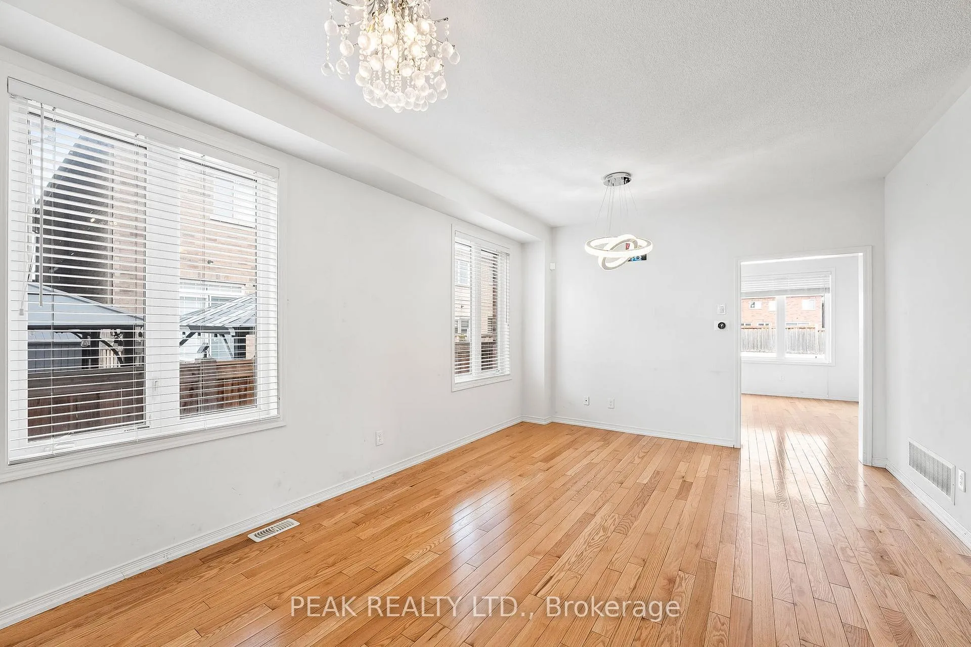 Photo 4 of 2425 Dress Circle Crescent, Oshawa, Windfields — HOMEH