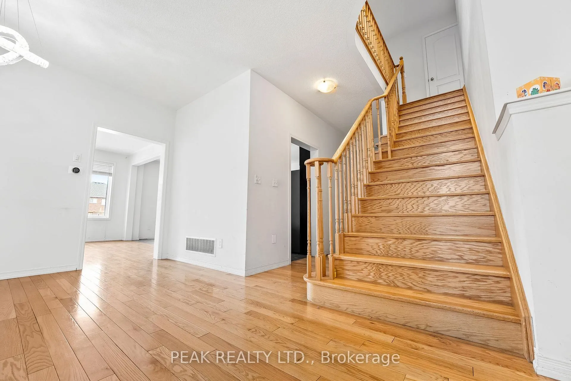 Photo 14 of 2425 Dress Circle Crescent, Oshawa, Windfields — HOMEH
