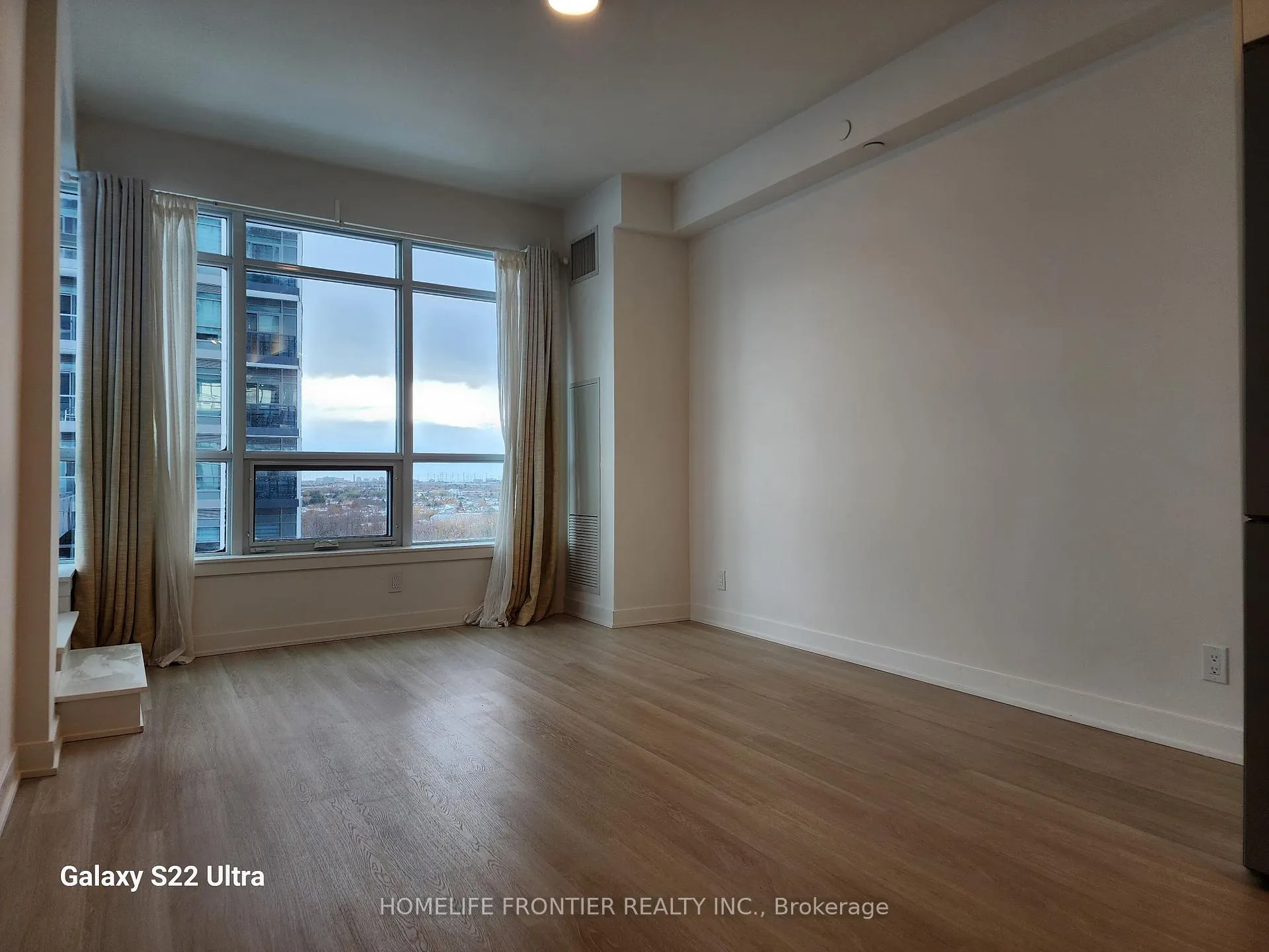 Photo 11 of Unit B802, 50 Upper Mall Way, Vaughan, Brownridge — HOMEH