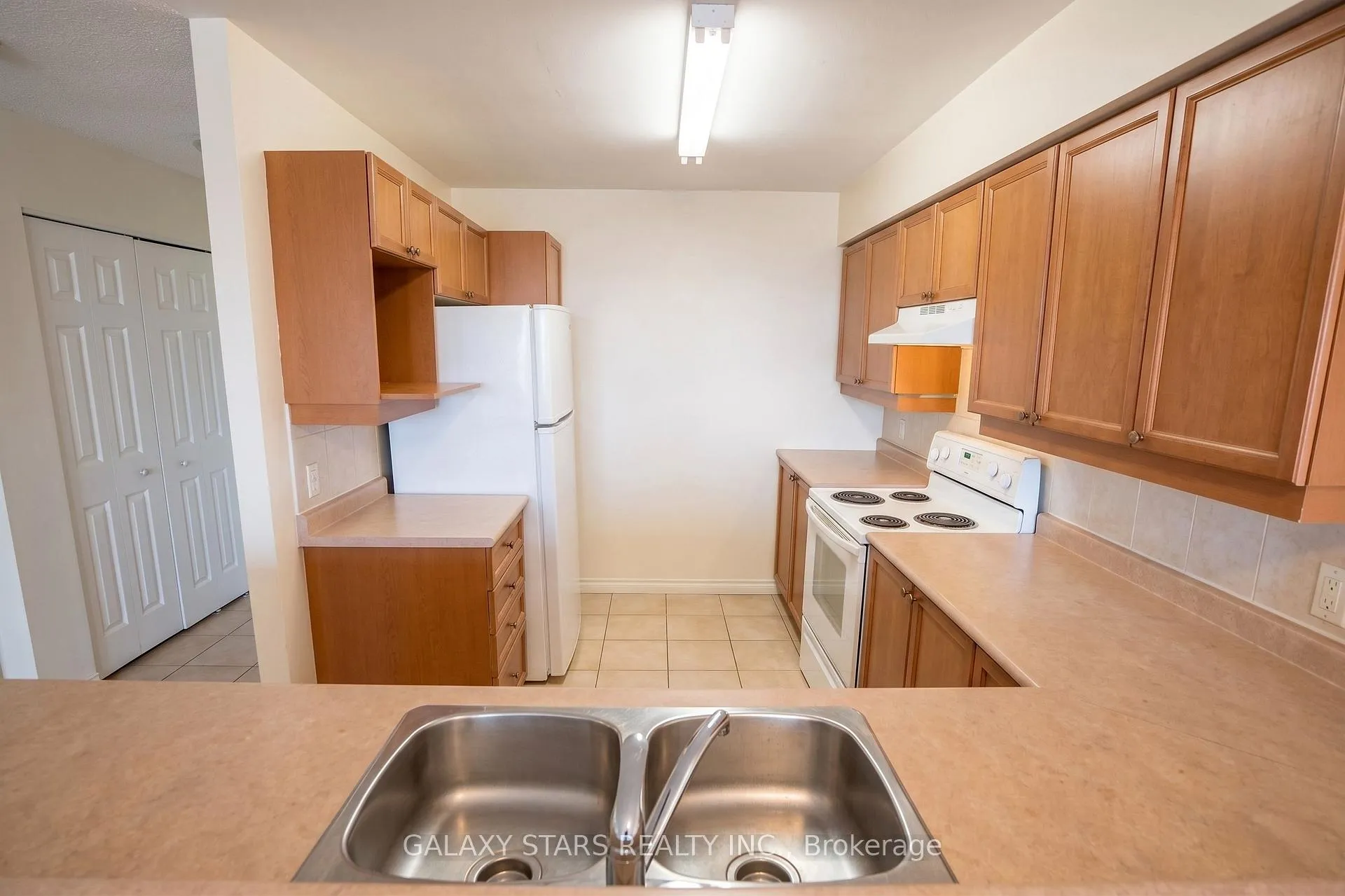 Photo 2 of Unit 902, 120 Grant Carman Drive, Ottawa, Borden Farm/Stewart Farm/Carleton Heights/Parkwood Hills — HOMEH