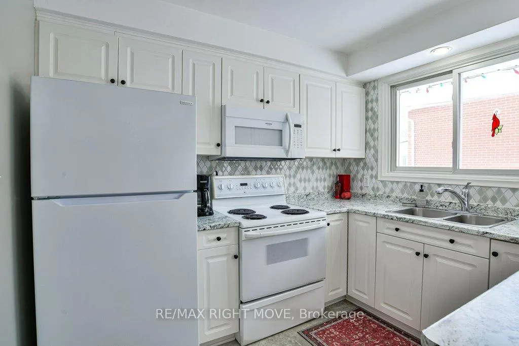 Photo 11 of 429 Highland Avenue, Orillia — HOMEH