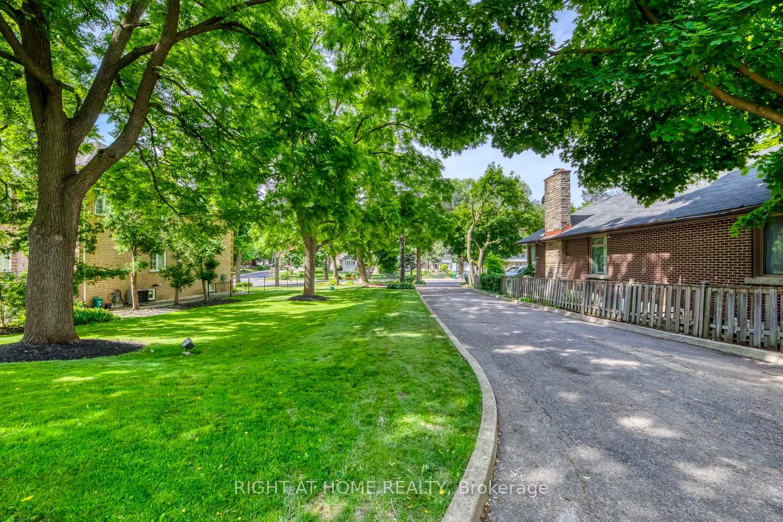 Photo 7 of 118 Main Street S, Brampton, Downtown Brampton — HOMEH