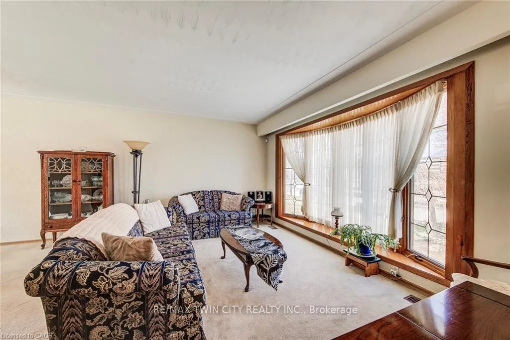 Photo 3 of 85 Burlington Drive, Kitchener — HOMEH