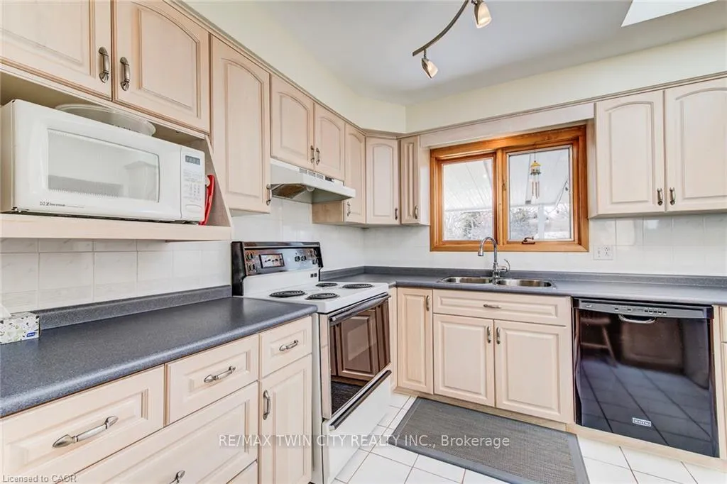Photo 12 of 85 Burlington Drive, Kitchener — HOMEH