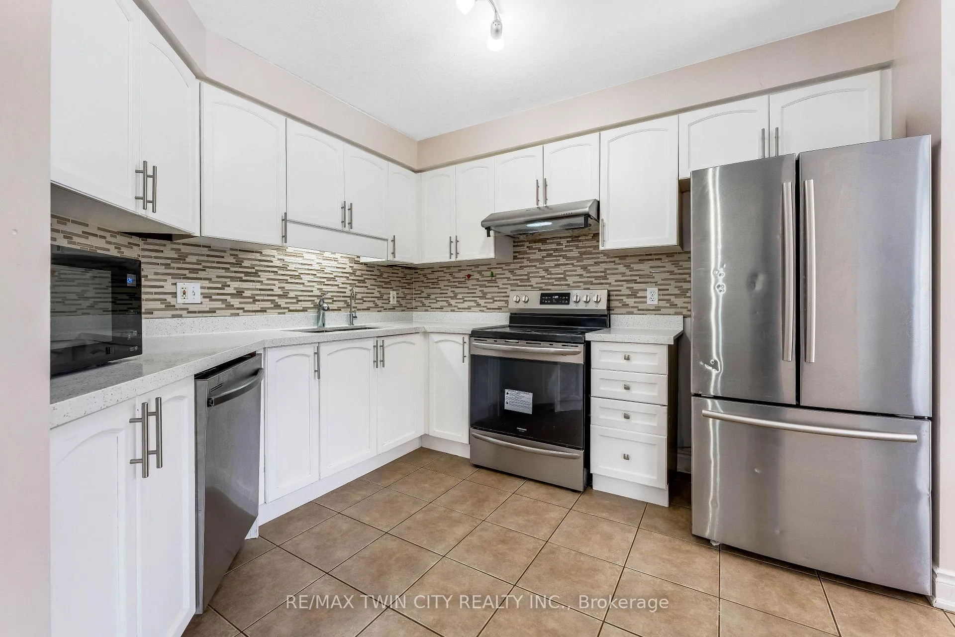 Photo 11 of 142 Dubrick Crescent, Kitchener — HOMEH