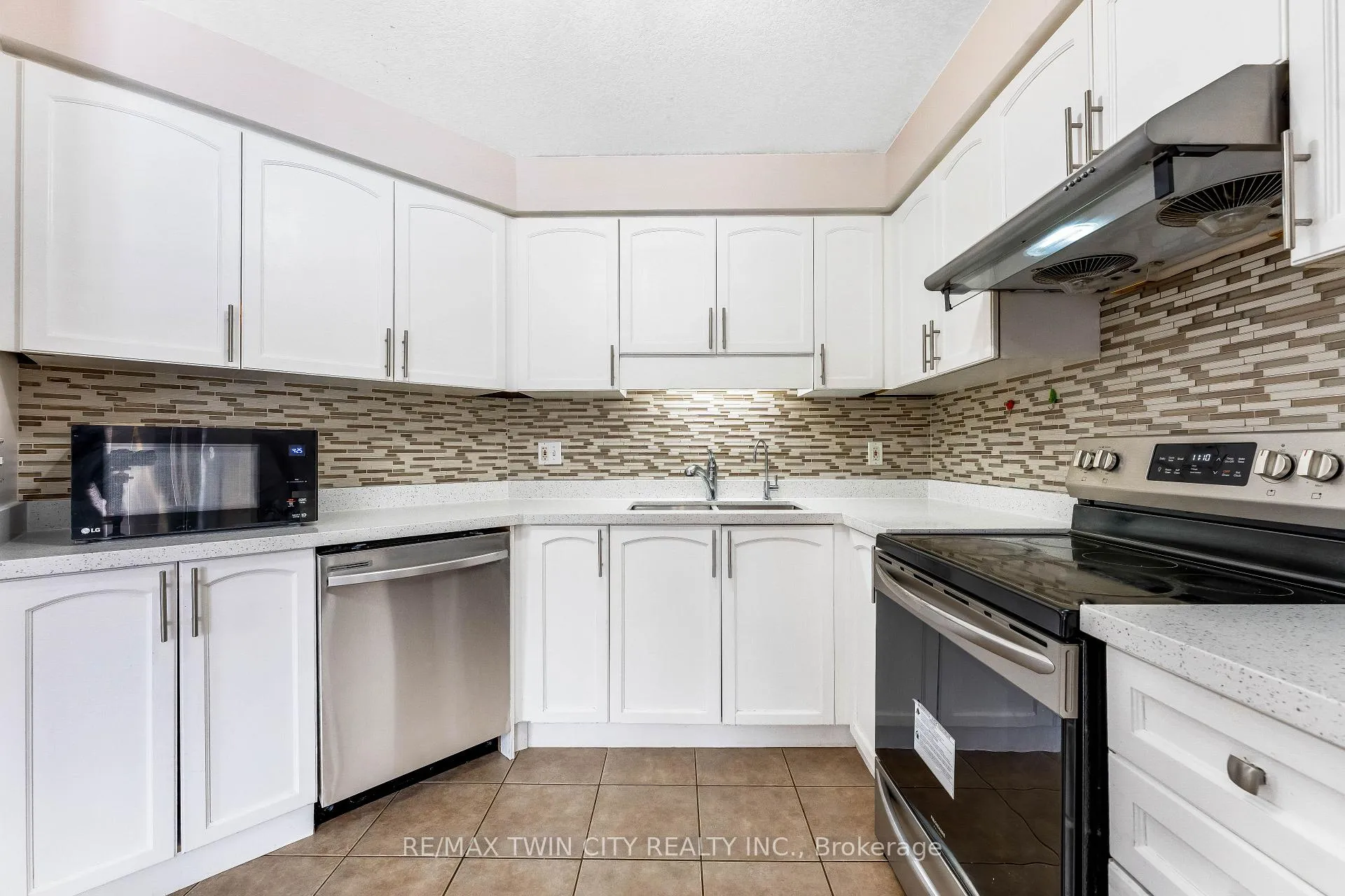 Photo 12 of 142 Dubrick Crescent, Kitchener — HOMEH
