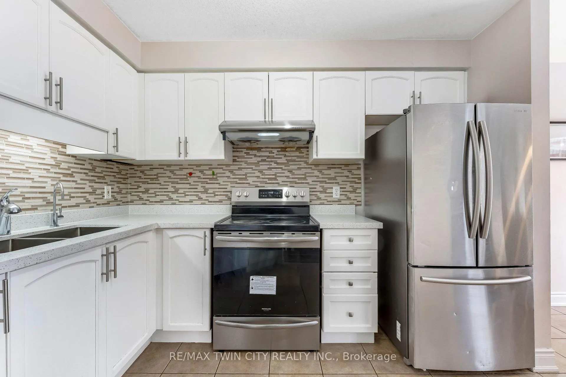 Photo 13 of 142 Dubrick Crescent, Kitchener — HOMEH