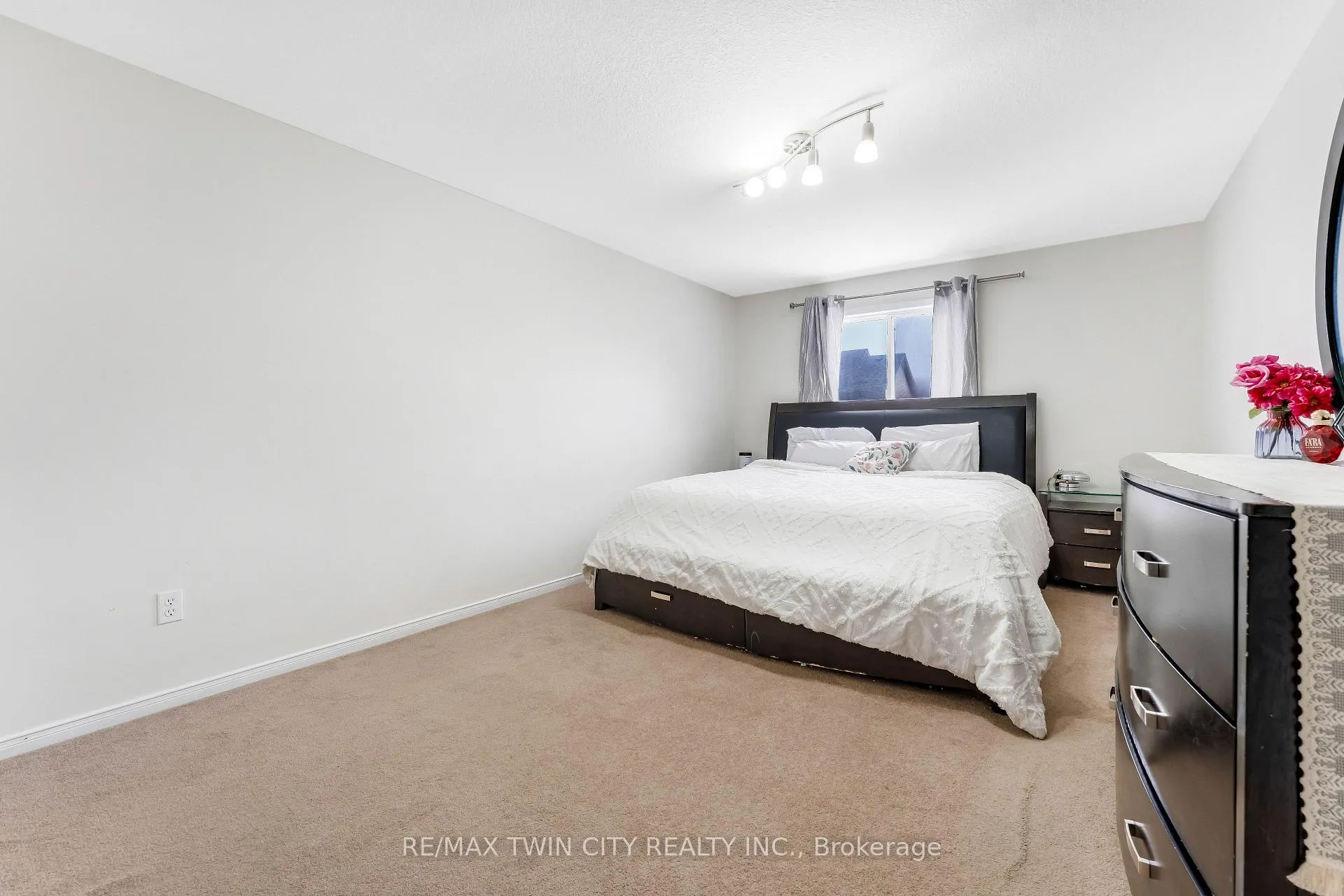Photo 20 of 142 Dubrick Crescent, Kitchener — HOMEH