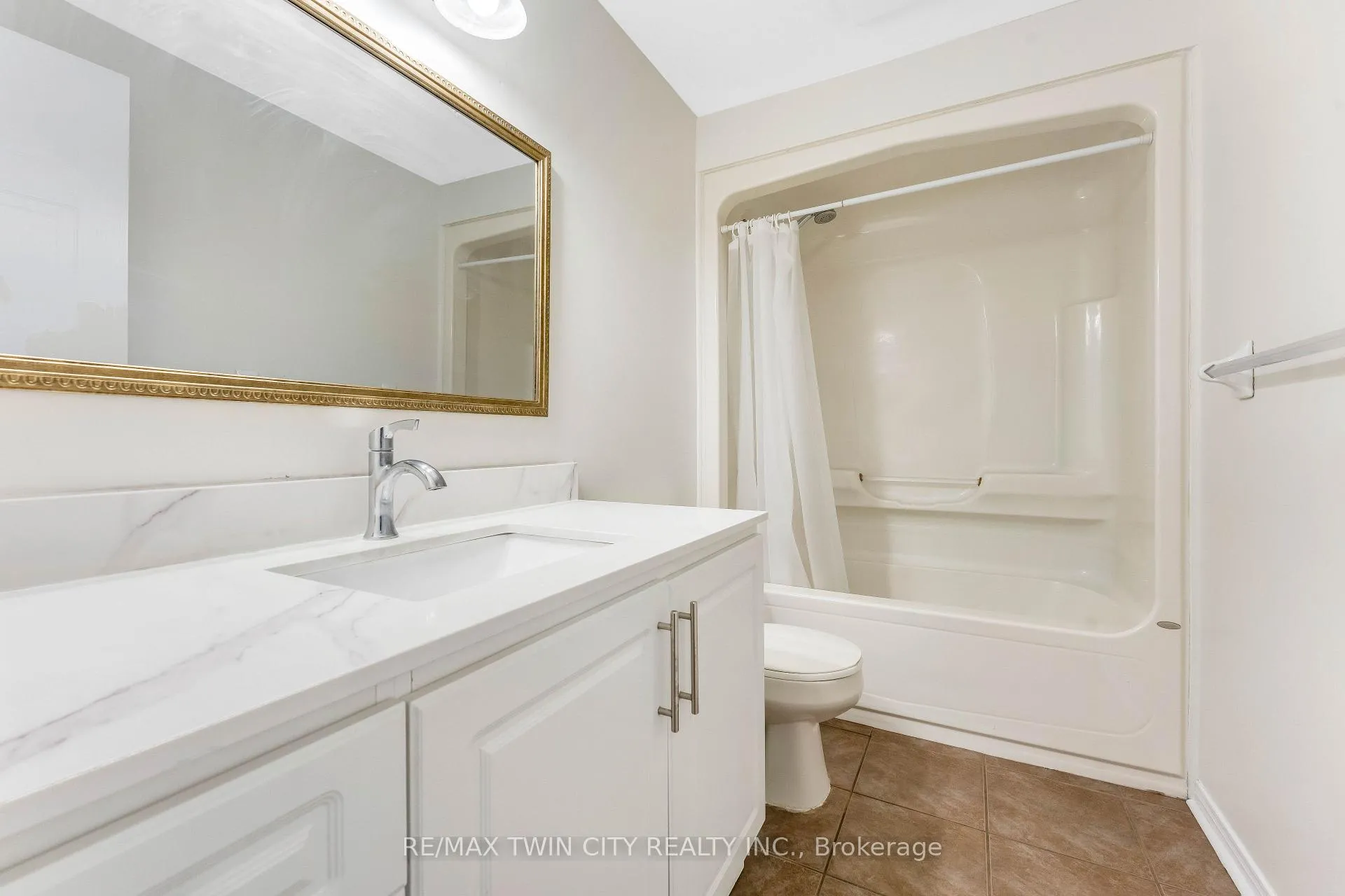 Photo 24 of 142 Dubrick Crescent, Kitchener — HOMEH