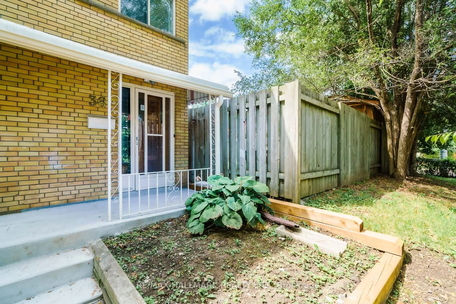 Photo 21 of 38 Osborne Avenue, Toronto, East End-Danforth — HOMEH