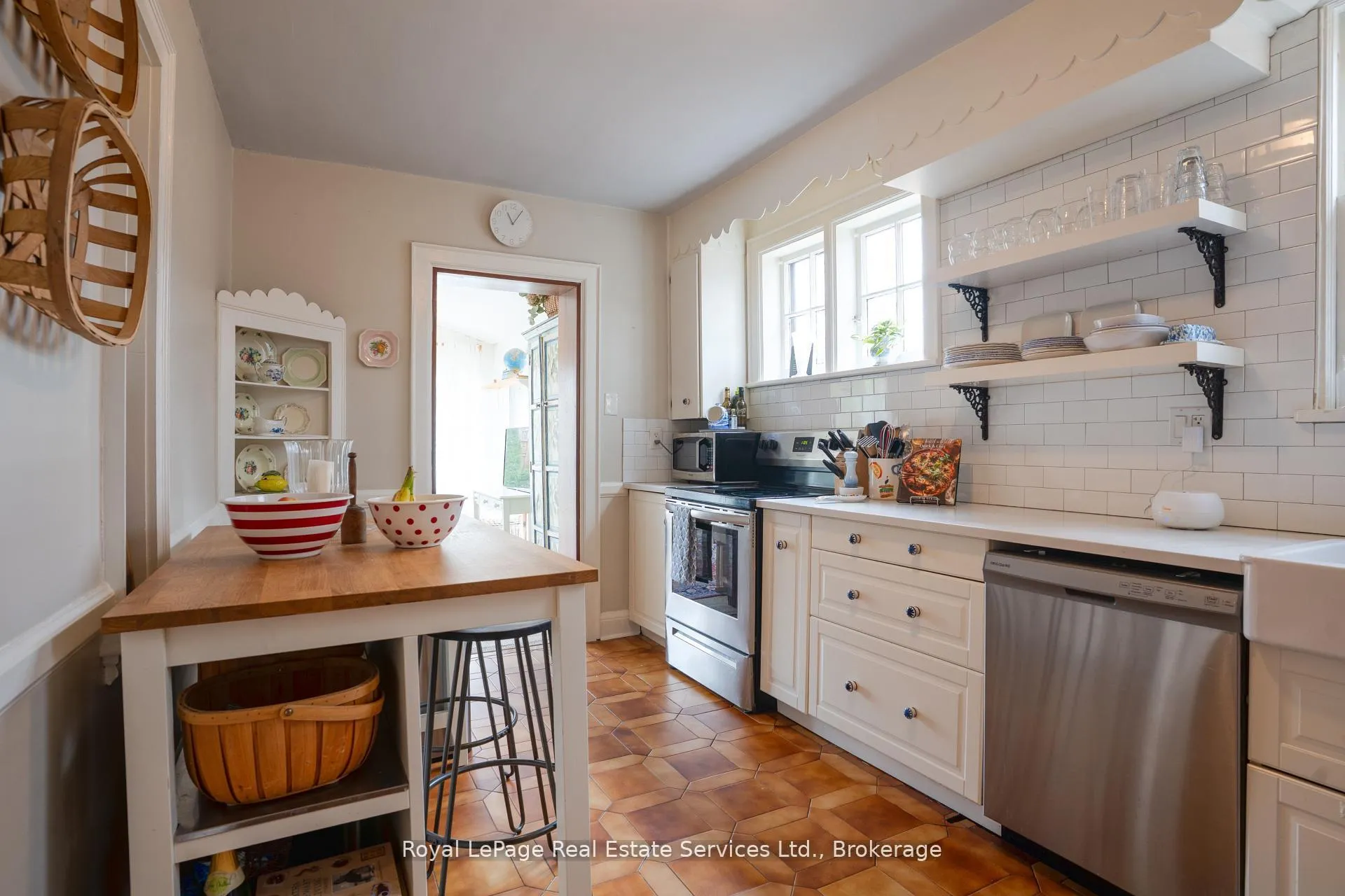 Photo 9 of 89 Edgemont Street S, Hamilton, Delta — HOMEH