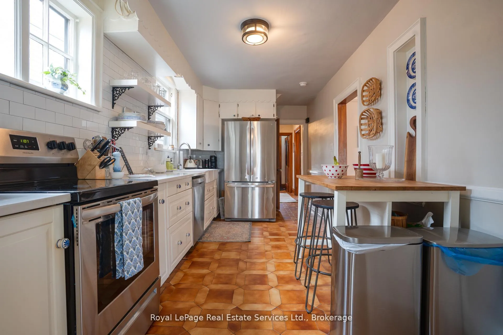 Photo 11 of 89 Edgemont Street S, Hamilton, Delta — HOMEH