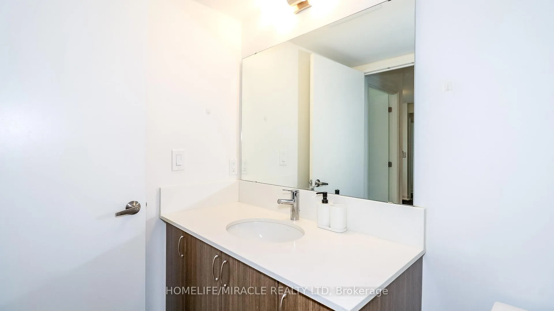 Photo 13 of Unit 501, 58 Lakeside Terrace, Barrie, Little Lake — HOMEH