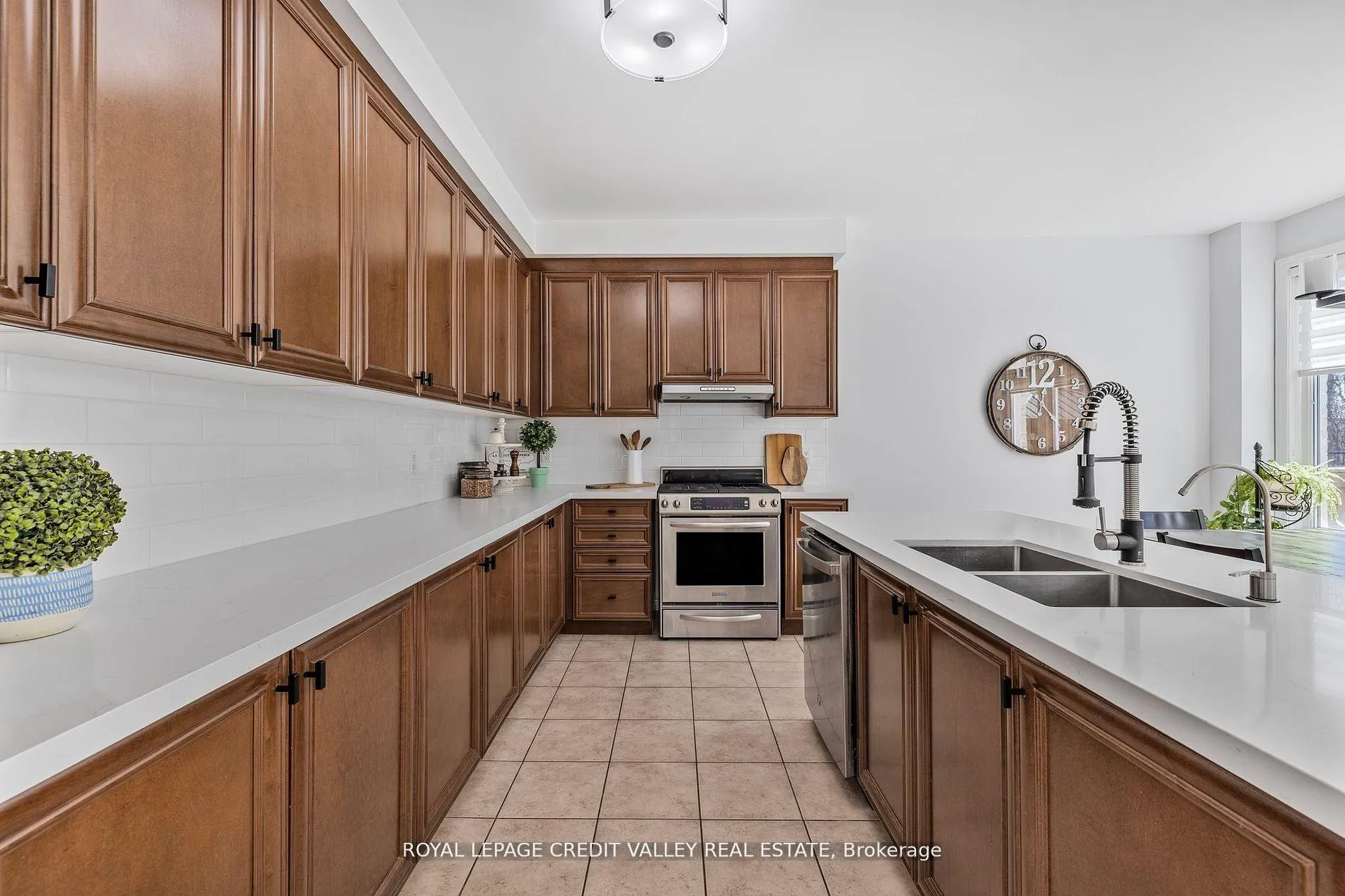 Photo 16 of 14 Larande Crt, Brampton, Bram West — HOMEH